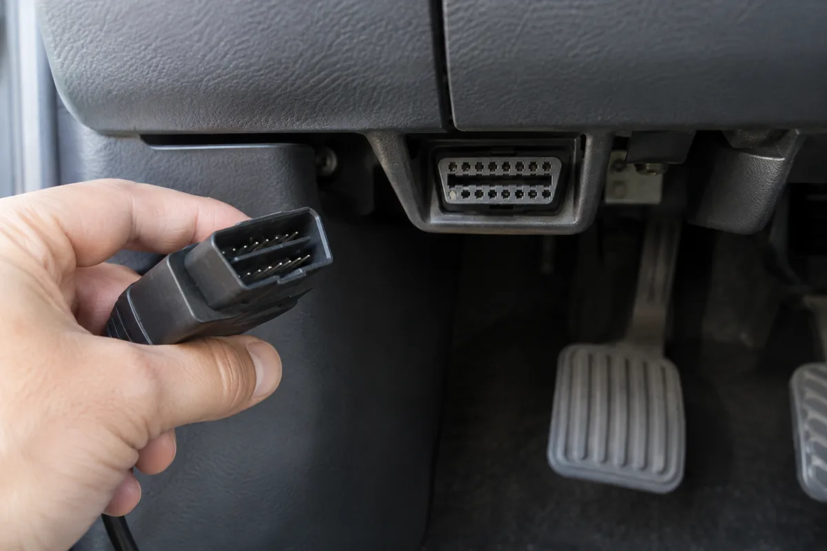 Fiche de diagnostic débranchée près d’une prise OBD accessible