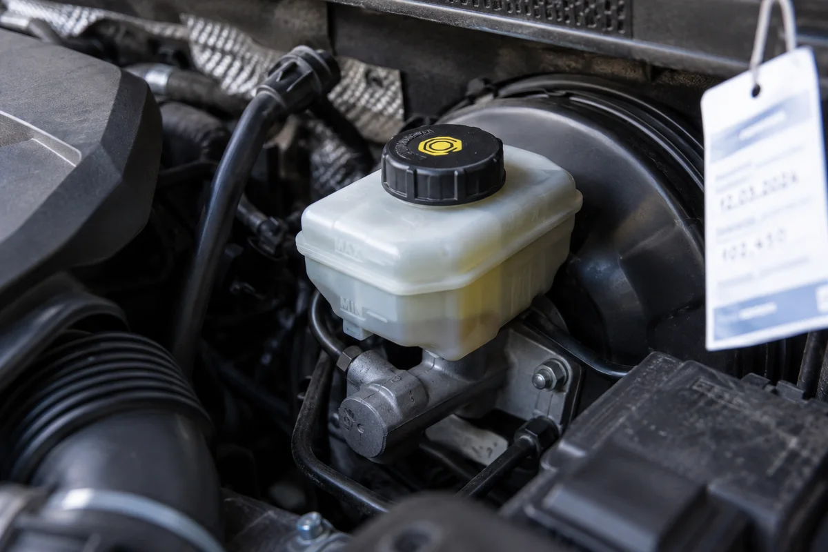 Un réservoir de liquide de frein fermé dans le compartiment moteur