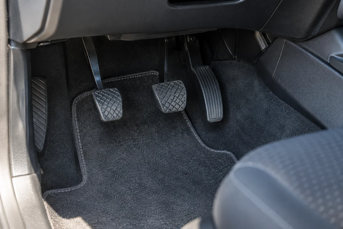 La pédale de frein dans le pédalier d’une voiture immobilisée.