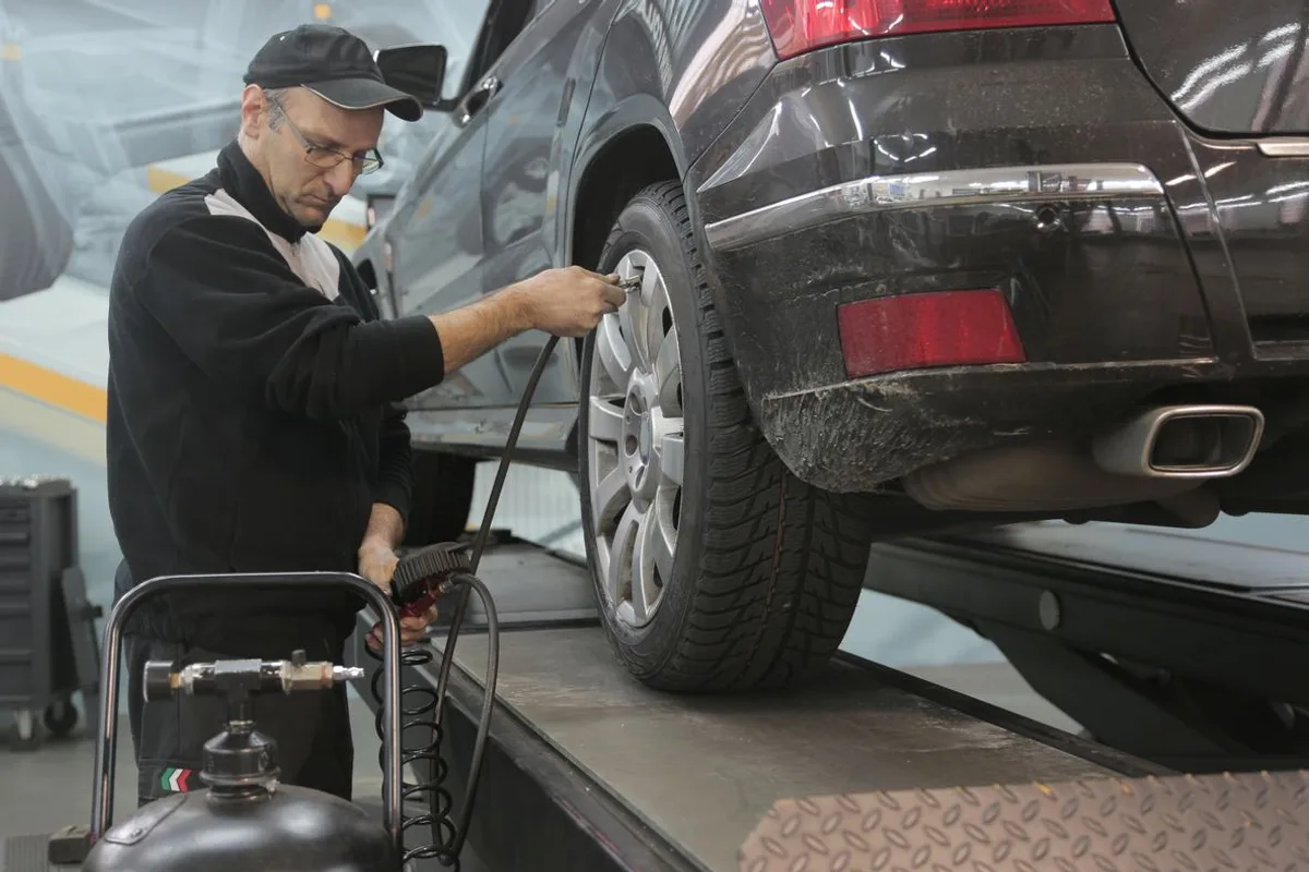 Un manomètre relié à la valve d’une voiture stationnée