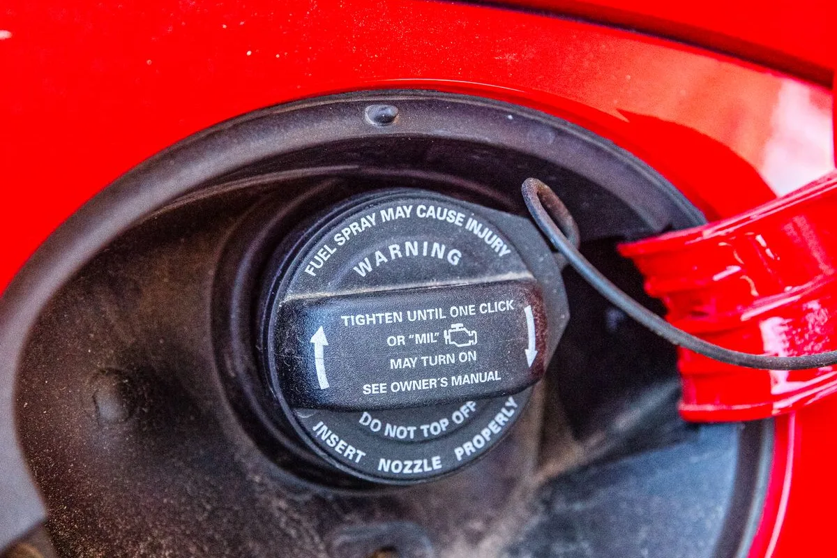 Un bouchon de carburant fermé dans une trappe ouverte