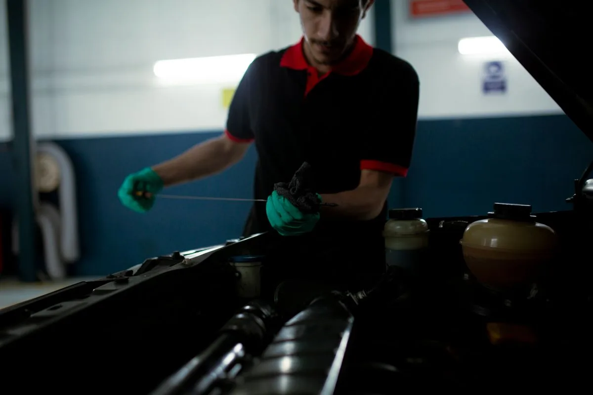 L’extrémité de mesure d’une jauge d’huile en cours de contrôle