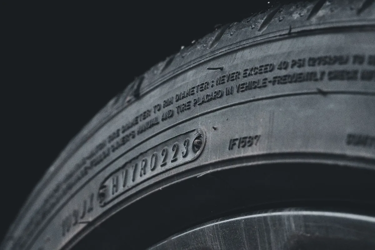 Manufacturing date marking moulded into a tyre sidewall