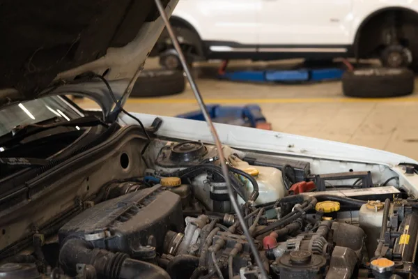 Un capot ouvert et son support au-dessus du moteur