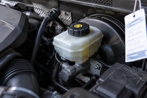 Un réservoir de liquide de frein fermé dans le compartiment moteur
