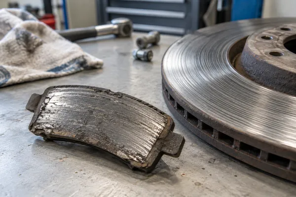 Des rayures marquées sur un disque de frein examiné en atelier.