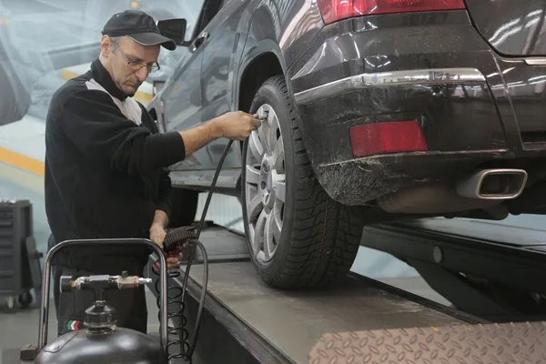 Un manomètre relié à la valve d’une voiture stationnée