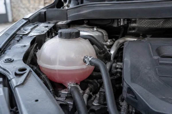 Un vase de liquide de refroidissement fermé vu du dessus