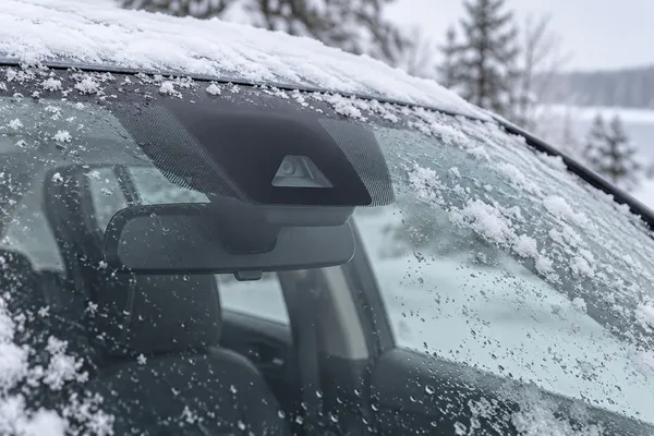 De la neige près de la zone de vision d’une caméra de pare-brise
