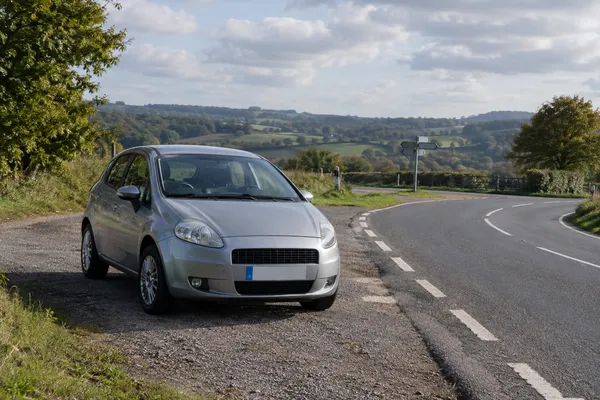 Voiture stationnée en sécurité à l’écart d’une intersection