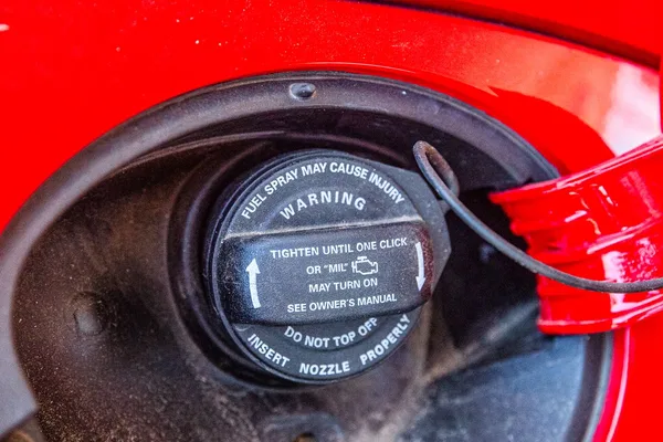 Un bouchon de carburant fermé dans une trappe ouverte