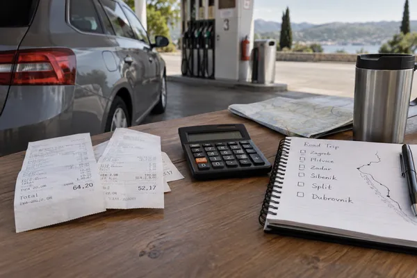 Tickets de carburant près d’un carnet de trajets