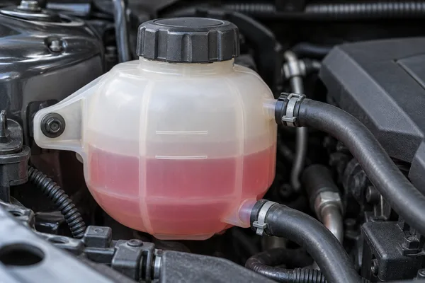 Du liquide visible à travers un réservoir translucide