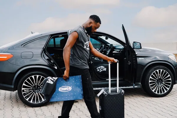 Une voiture et des bagages préparés avant un départ