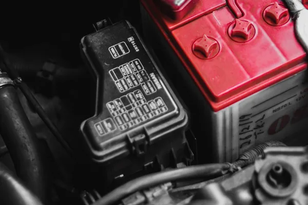 Une batterie basse tension dans le compartiment moteur