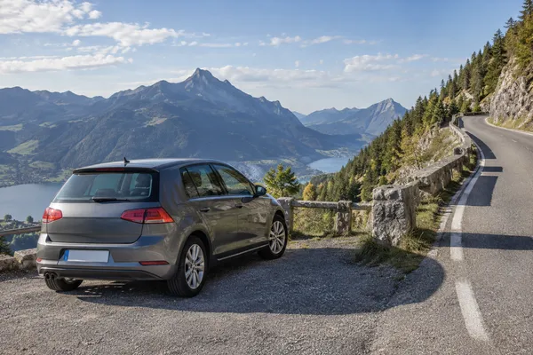 Voiture stationnée près d’une route de montagne