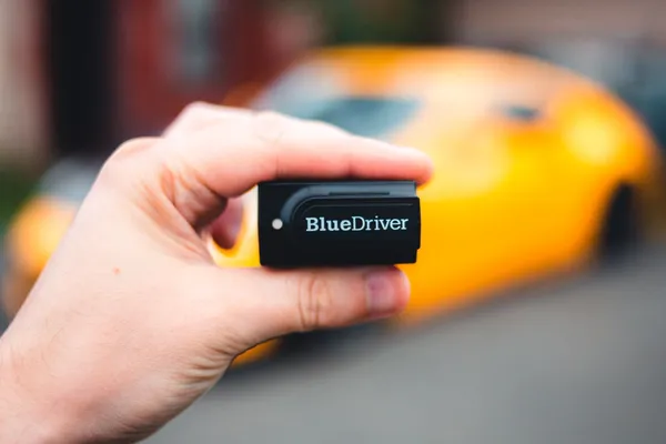 Un adaptateur OBD compact permettant d’accéder aux données du véhicule