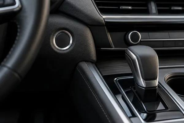 Un bouton de démarrage près du sélecteur d’une voiture à l’arrêt