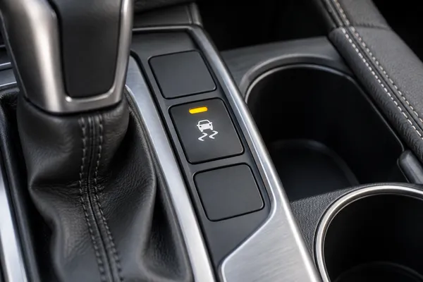 Une commande de stabilité dans la console d’une voiture à l’arrêt