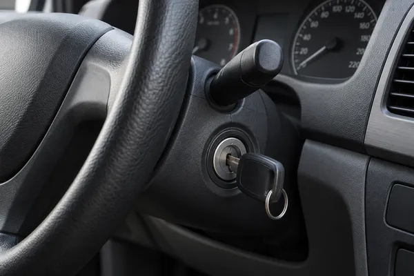 Une clé dans le contact près du volant