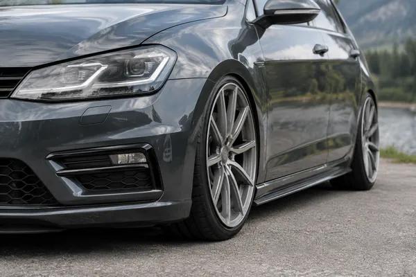 Détail de roue et carrosserie d’une voiture modifiée